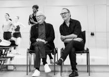 Hans van Manen en Ted Brandsen bij een repetitie van Het Nationale Ballet (2023)