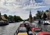Afvalboot die over de Amstel vaart