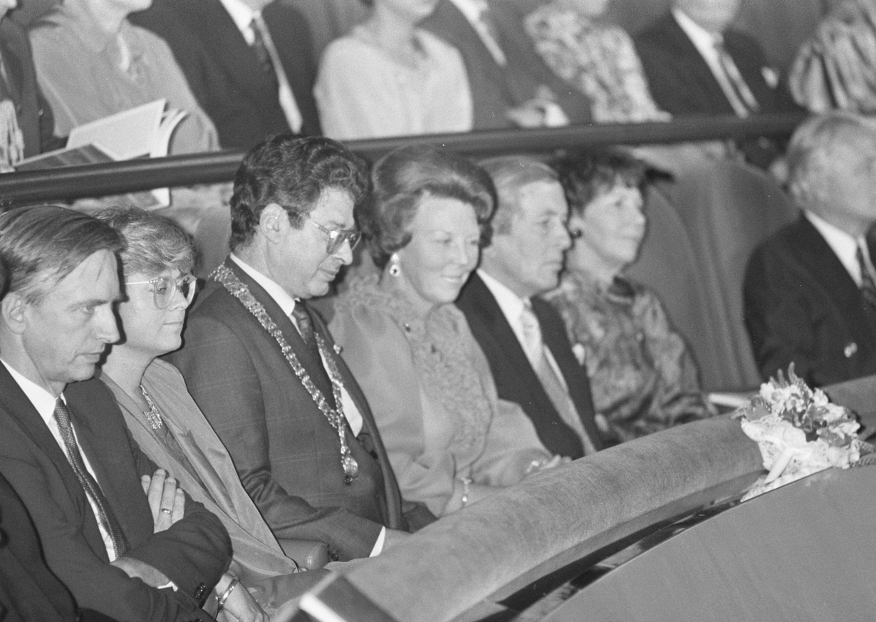 Opening Muziektheater in aanwezigheid van Burgemeester Ed van Thijn, Koningin Beatrix en Prins Clau