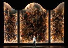 Gevorg Hakobyan (Il barone Scarpia) voor een groot drieluik met zangers van het Koor van De Nationale Opera