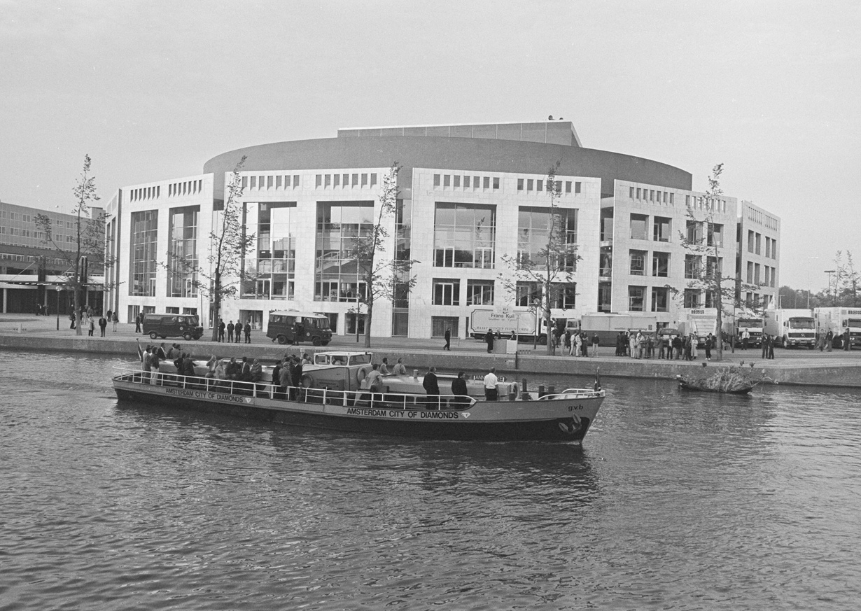 Het Muziektheater vanaf de Amstel