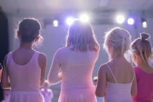 Jonge ballerina's van achteren