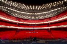 Zicht vanuit het toneel op de rode stoelen van de Grote Zaal van Nationale Opera & Ballet