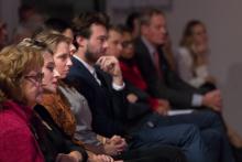 Luisterend publiek tijdens een inleiding