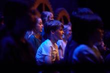 Kinderen kijken verwonderd naar een voorstelling in Nationale Opera & Ballet