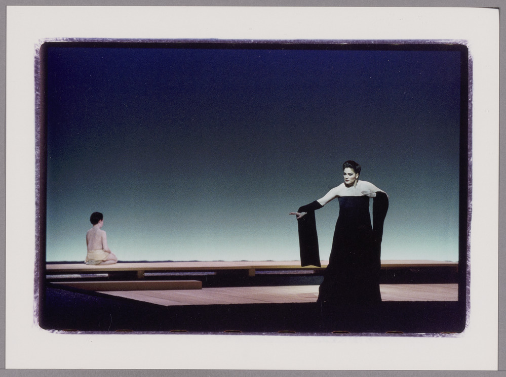 Geisha voor in beeld en een achter op het podium met de rug naar ons toe